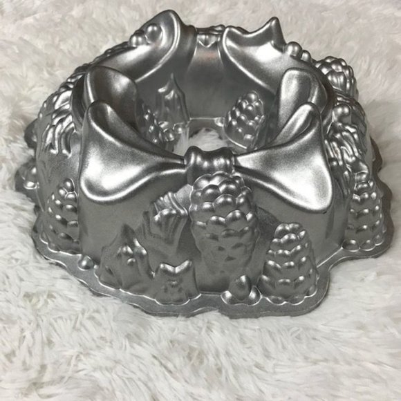 NWOT Nordic Ware Platinum Holiday Wreath Bundt Pan - Picture 2 of 9